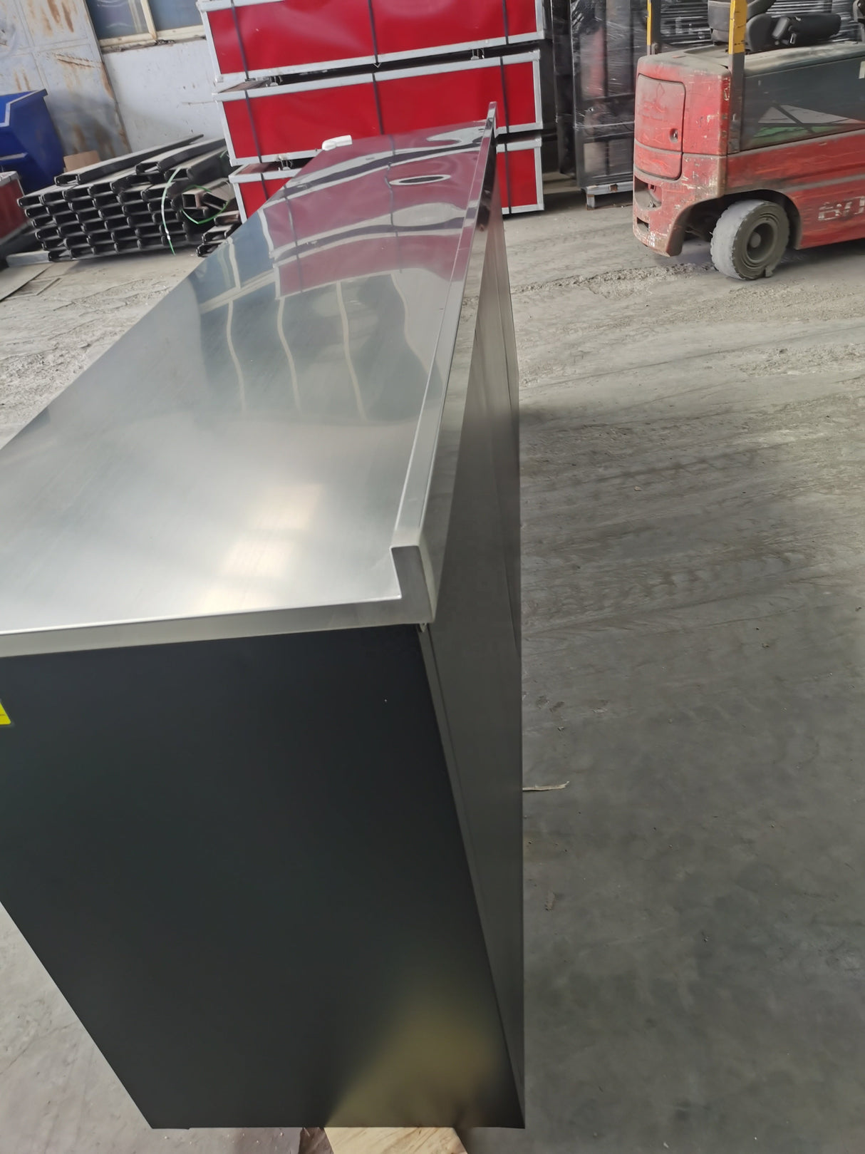 Chery Industrial Steelman 10’ Storage Cabinet with Workbench, 30 Drawers WW000188