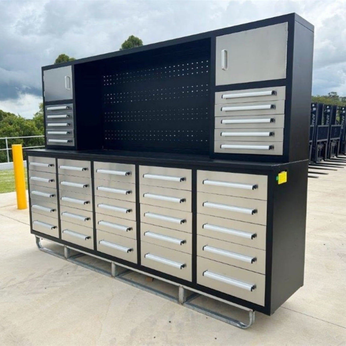 Chery Industrial Steelman 10’ Storage Cabinet with Workbench, 30 Drawers WW000183