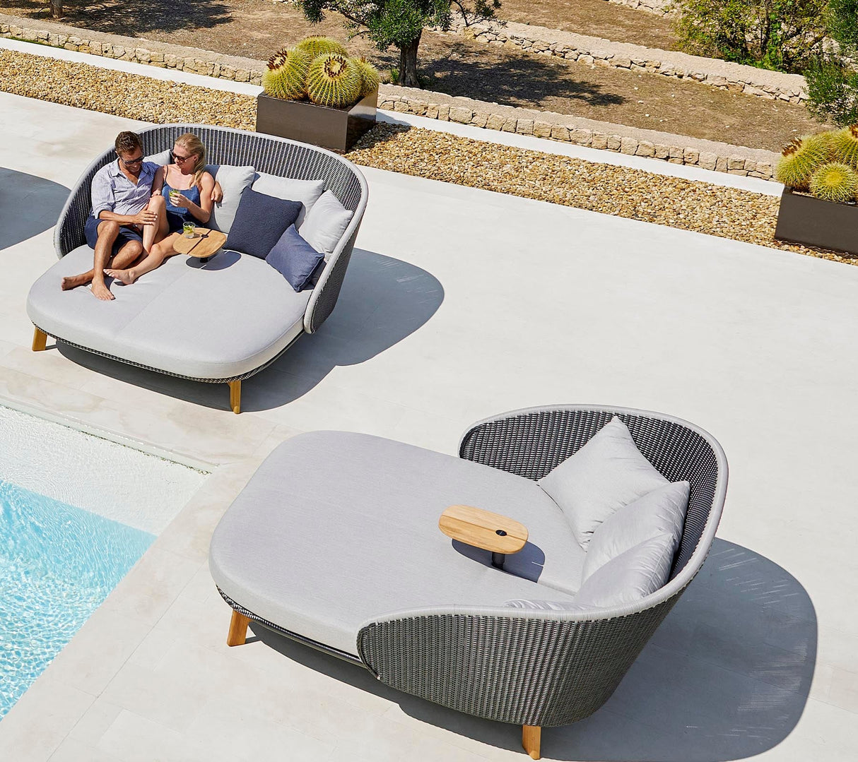 Peacock Outdoor Daybed 5561GIT