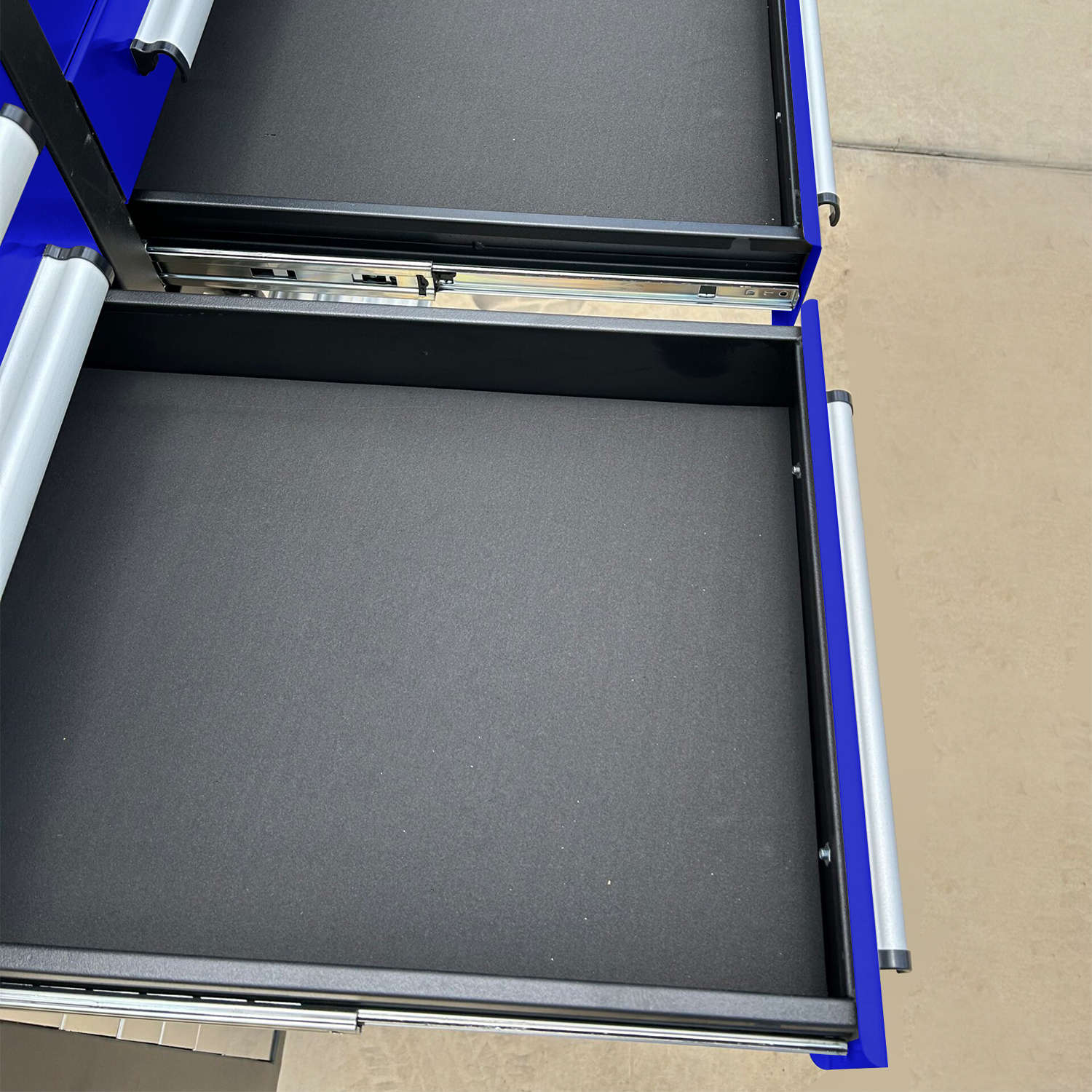 Chery Industrial 10ft 25-Drawer Storage Workbench with Wheels