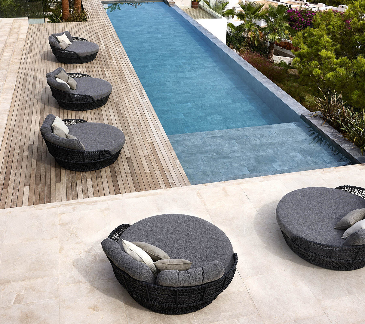Ocean Large Outdoor Daybed 5534RODG