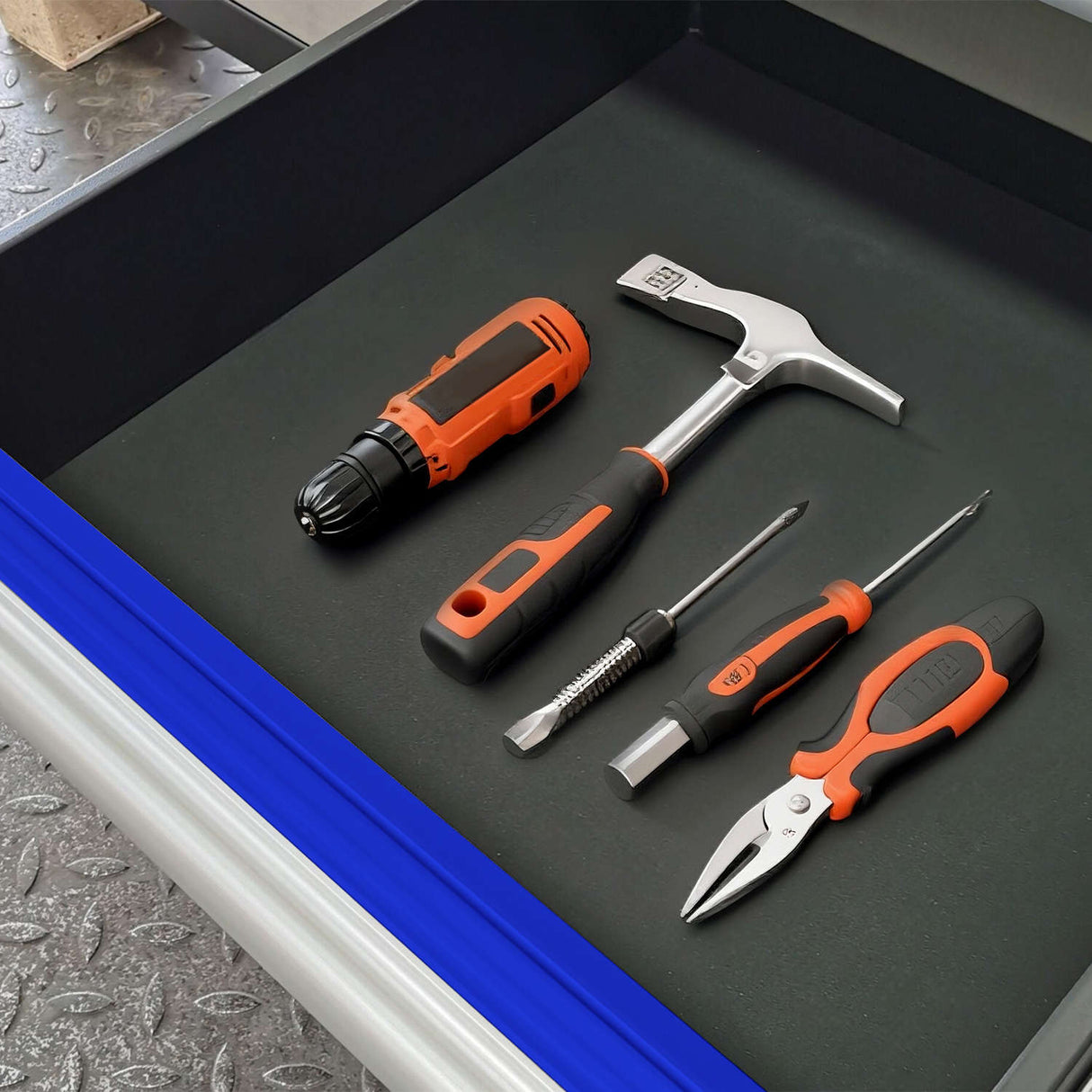 Chery Industrial 10ft 25-Drawer Storage Workbench with Wheels